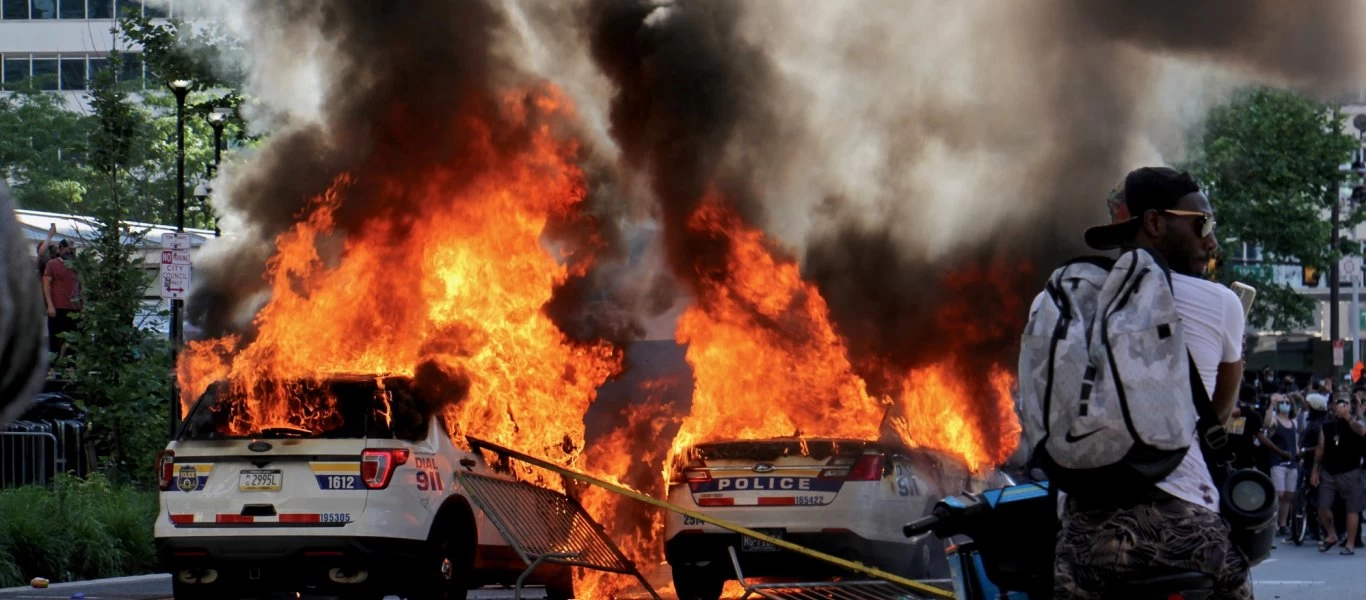 ΗΠΑ: Οι πλιατσικολόγοι των Δημοκρατικών καίνε τη Φιλαδέλφια στην κρίσιμη εκλογικά πολιτεία της Πενσιλβάνια